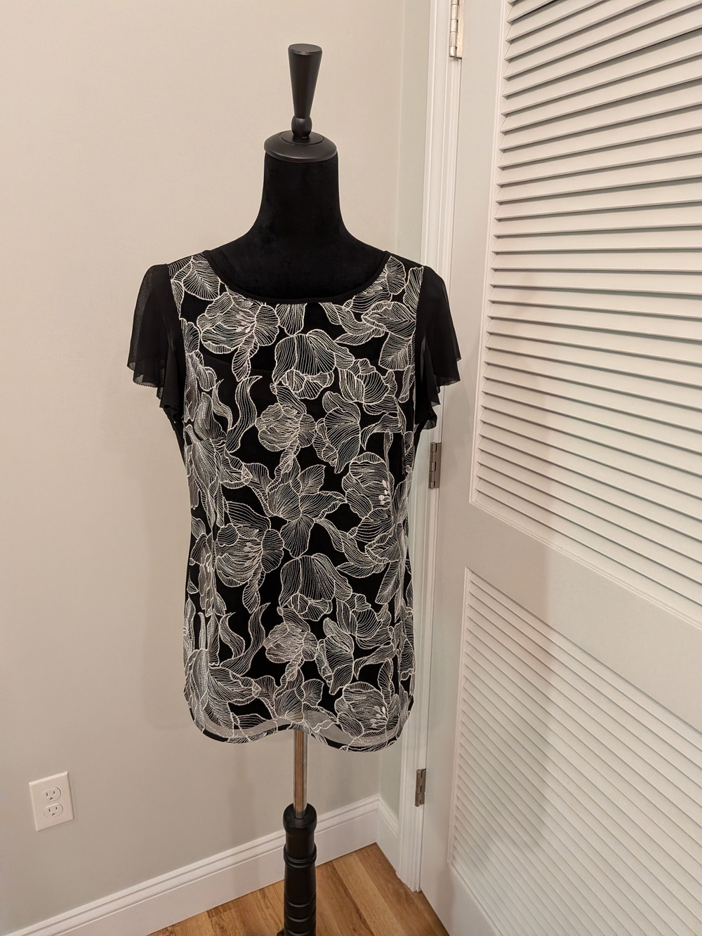 White House Black Market Black Floral Overlay Women's Top Size M New